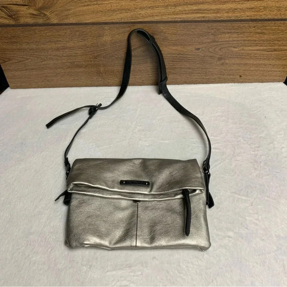 Kenneth Cole Reaction silver fold over purse adjustable strap - Picture 4 of 12